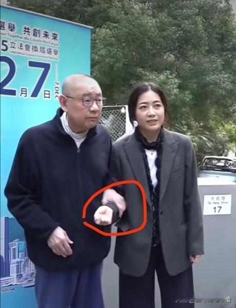 “女星狙击手”之称的刘銮雄和小娇妻甘比一同出席活动，曾经身材魁梧健硕的刘銮雄如今