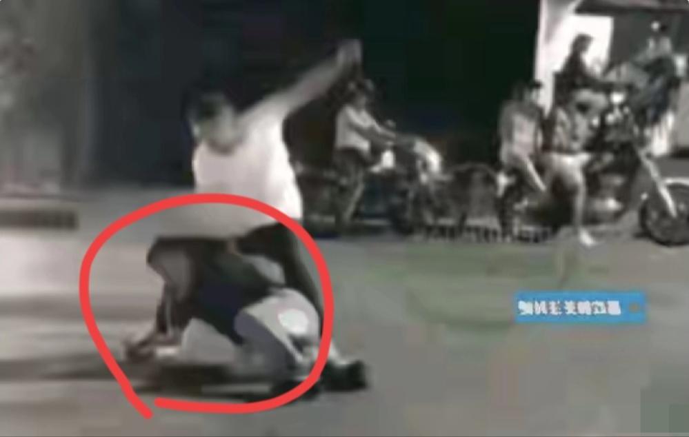 老公被人按在地上暴打，被打的老公毫无还手之力，下一秒，老婆带着破风的速度冲上前，