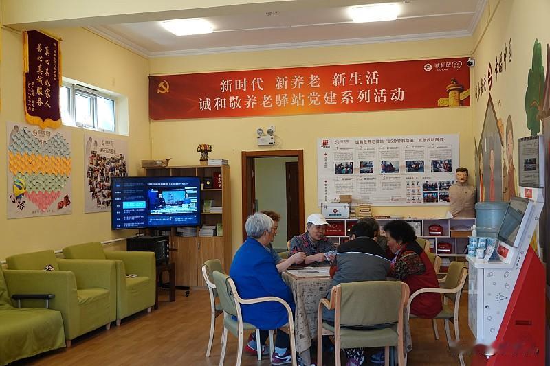 退休后该继续赚钱还是享受生活？看懂这一点，晚年少走弯路到底该咬牙继续赚钱攒底