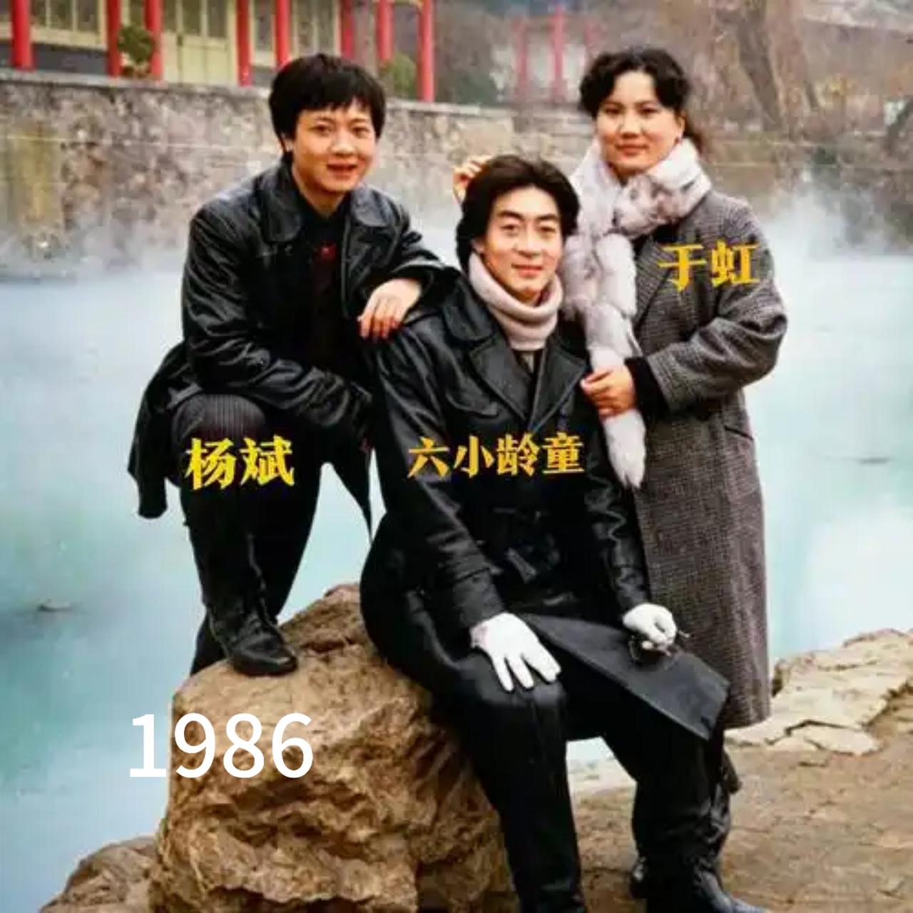 万万没想到，六小龄童当年比香港的四大天王还时髦，黑色风衣加大背头简直不要太帅了，