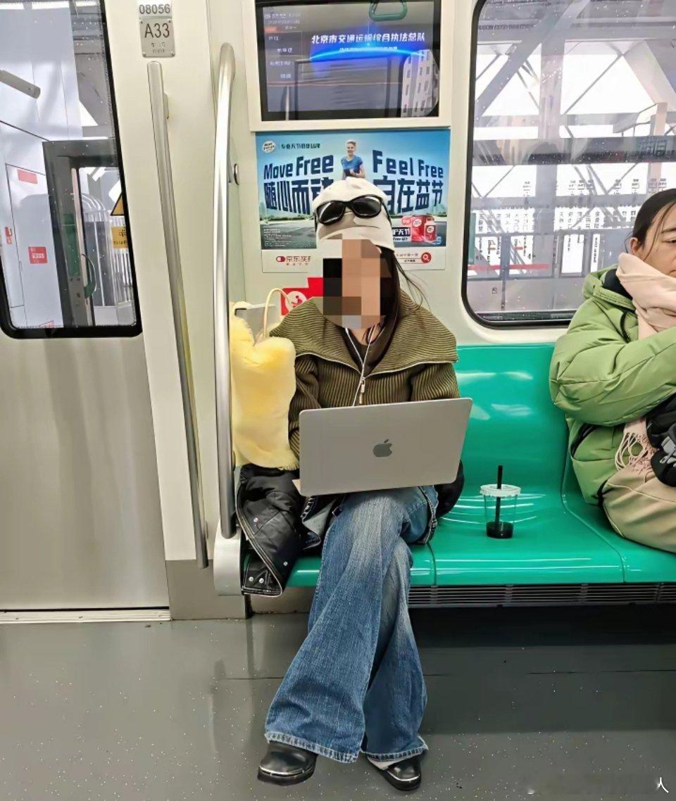 一个美女看着挺漂亮的，腿上还架着苹果笔记本办公呢，我当时就觉得她不会干那种事。可