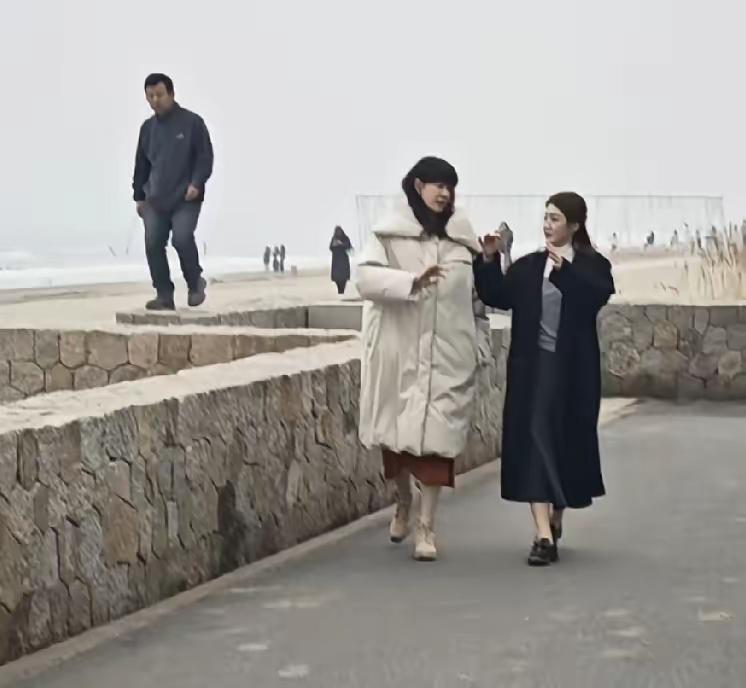 一觉醒来，发现陈梦现身北戴河海边！今天陈梦现身北戴河阿那亚海边，在瑟瑟寒风中录