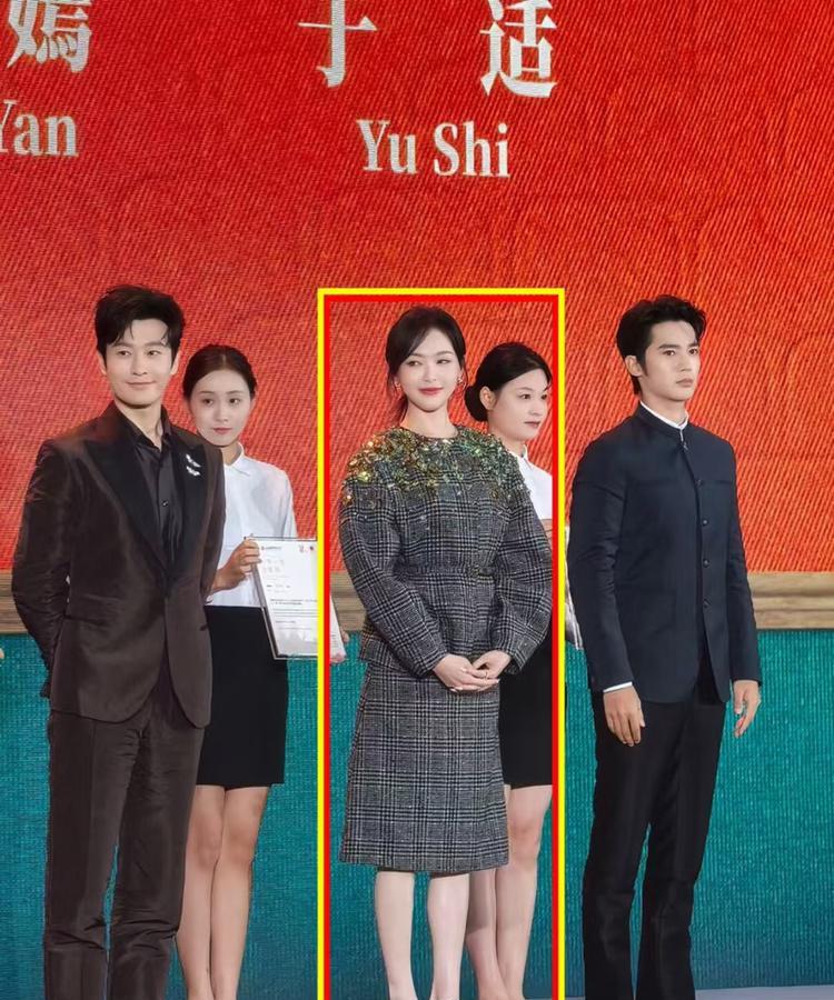 我的天！唐嫣个子这么高的吗？她站在那里和黄晓明、于适一样高……而且，唐嫣还很自