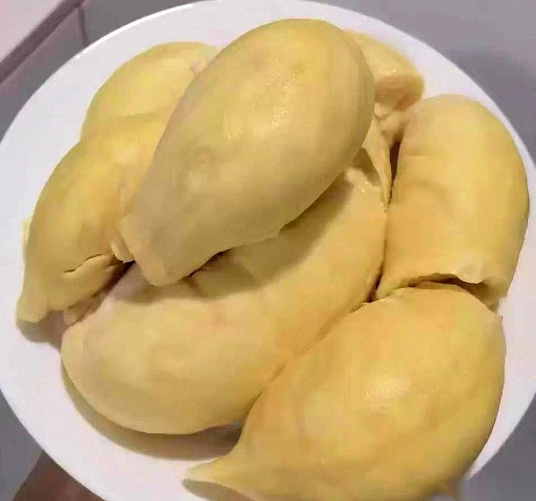 200块钱的榴莲，买回家就成了个“罪证”。我婆婆那个眼神啊，斜着瞟过来，我就知