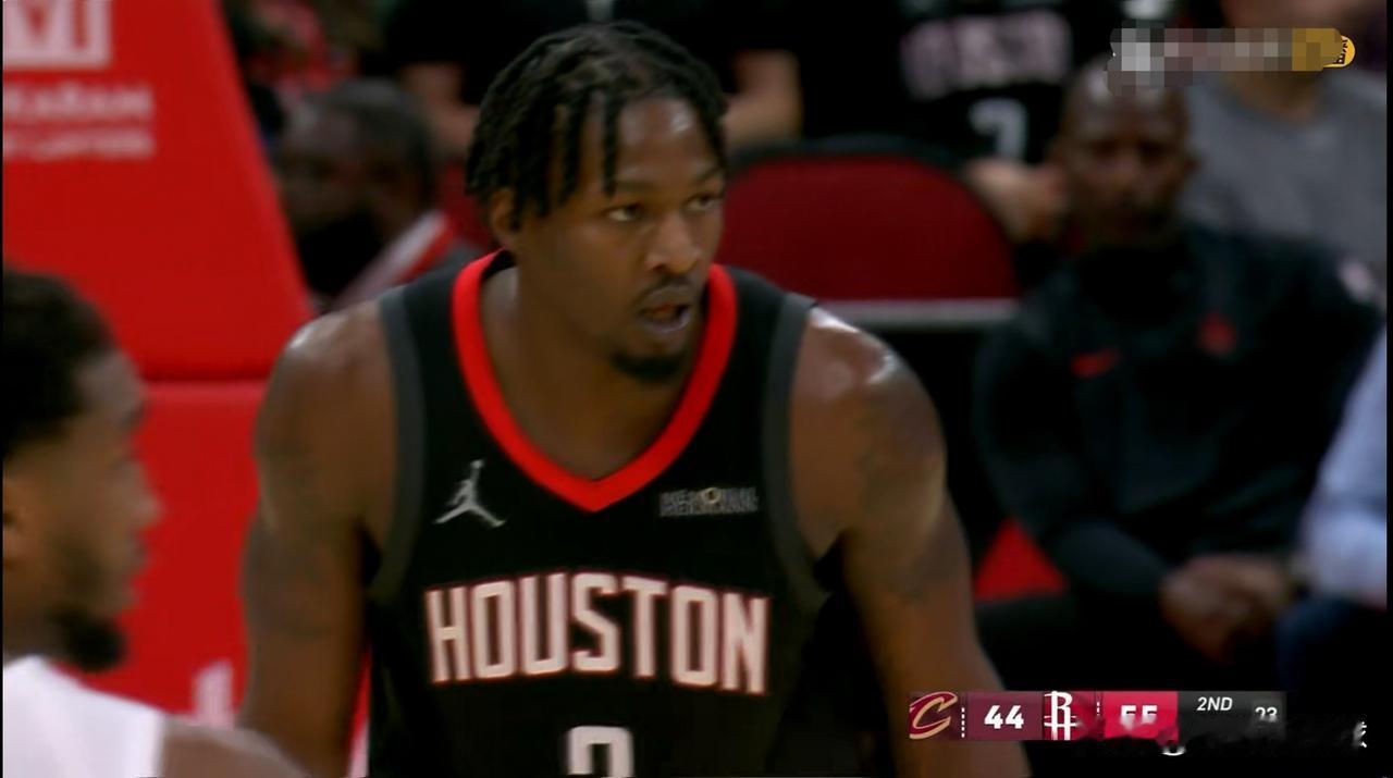 火箭大将芬尼-史密斯真是不负众望！在今天火箭主场迎战骑士的上半场比赛中，芬尼-史