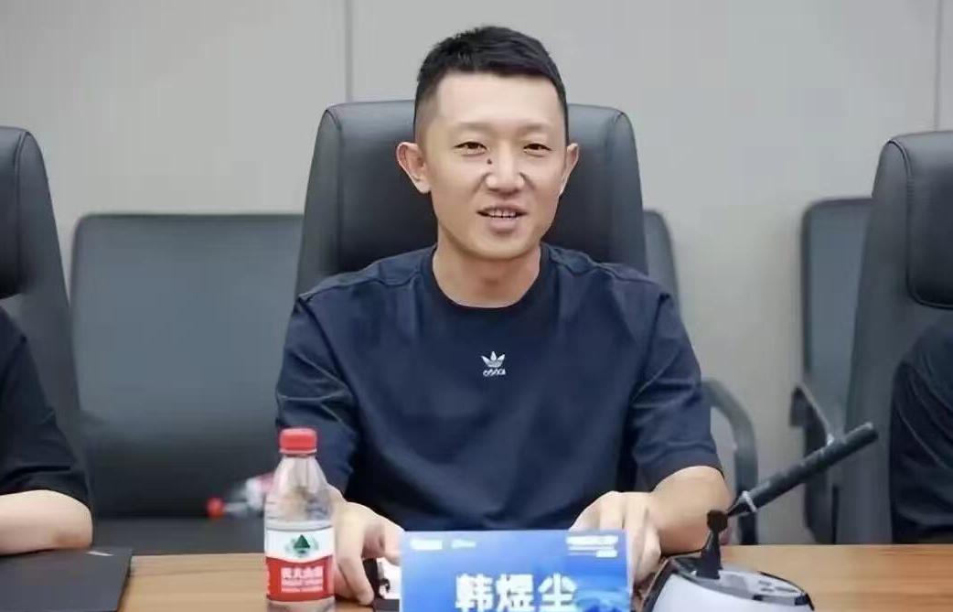 果然还是男人最懂男人，我问我老公，为什么韩煜尘这么资深的公关副总裁，有家庭了