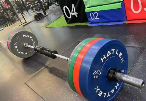 广东佛山，一女子在健身房健完身后，一丝不挂的在浴室冲凉，突然发现有人从门缝处用车