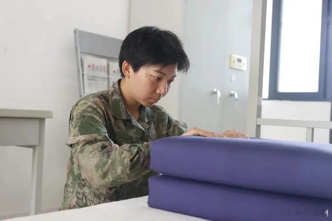 张玉玺二次入伍烽火问鼎计划张玉玺，一位从海军某部退役的女大学生，在大学顺利毕业