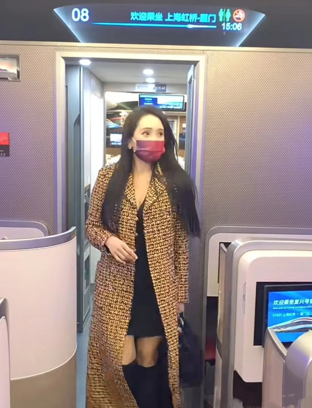 伊能静出差乘坐高铁，刚到车厢门口，一眼就能看出来她是女明星，戴着口罩难掩那种自带