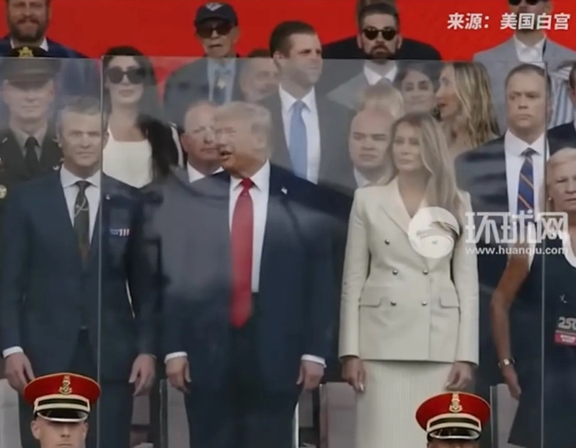 阅兵都得隔着防弹玻璃！这也算是美国特色了，毕竟脑洞大开的总统不少。图二是懂王带