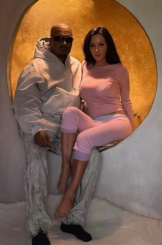 侃爷和现任妻子比安卡的新合照，虽然不少网友调侃比安卡穿了一身秋衣秋裤出来，但是好