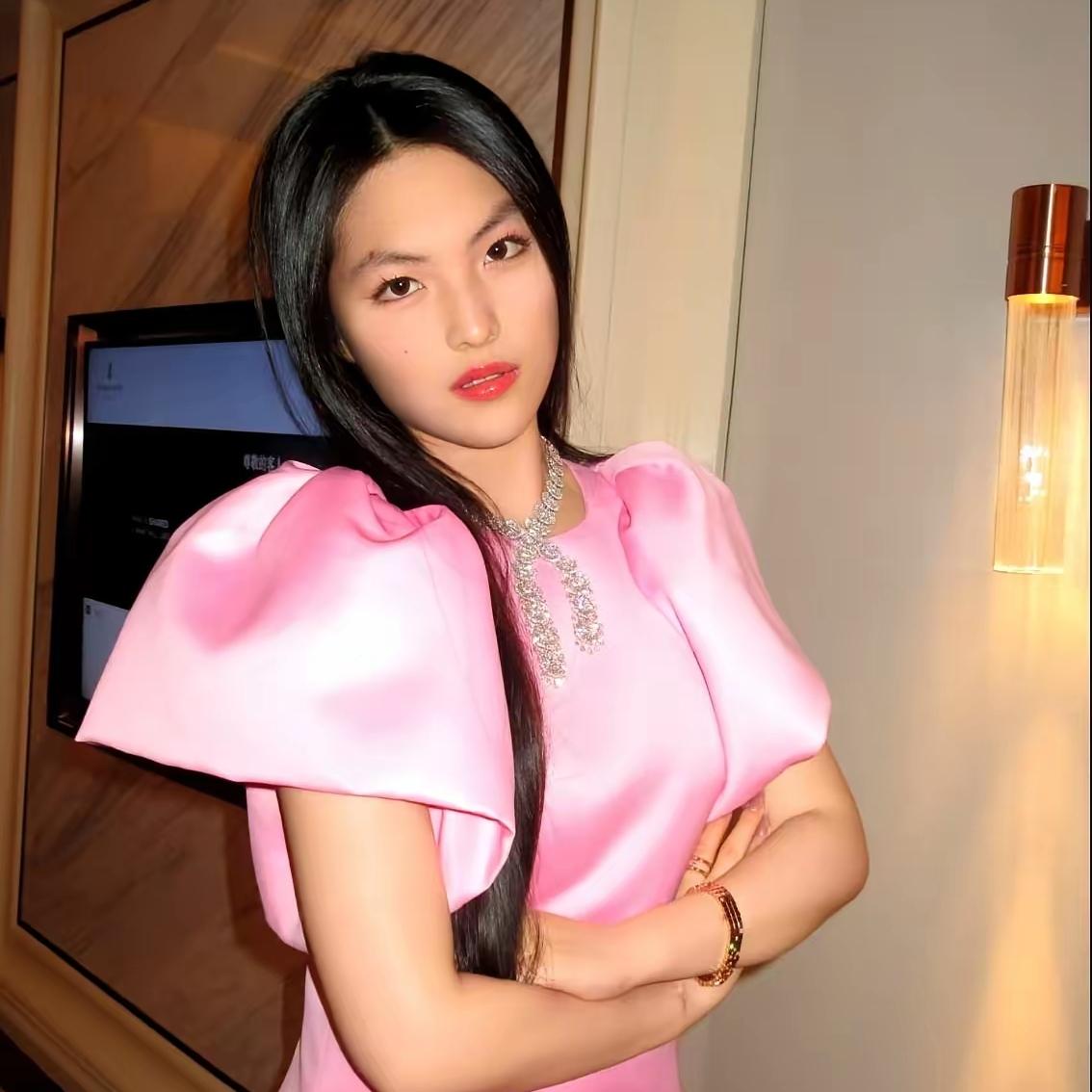 看到王岳伦和李湘一起陪王诗龄去哈尔滨参加世界旅游经济论坛，真是惊呆了。为了托举