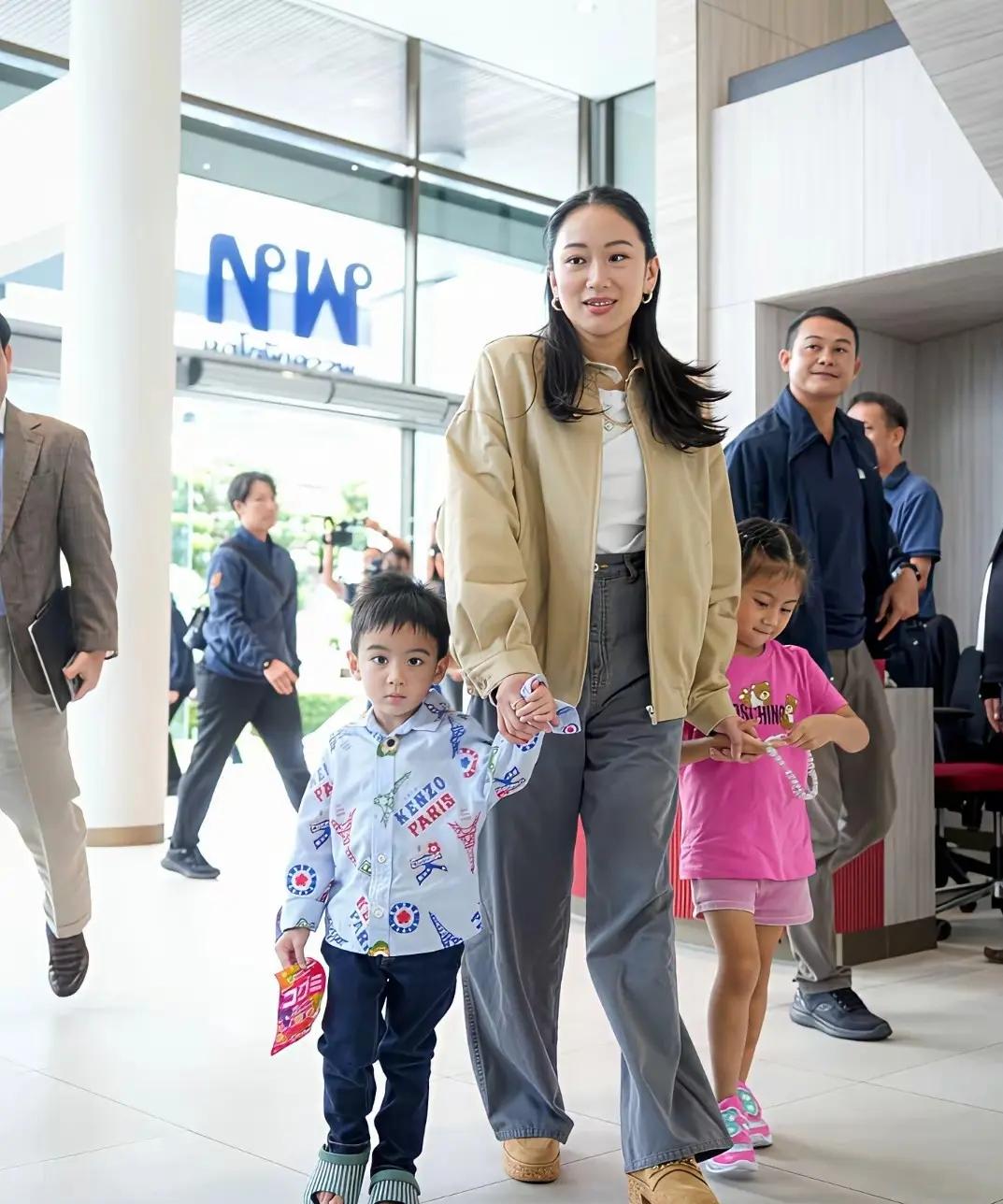泰国前总理佩通坦真是无官一身轻，带着一对儿女去为泰党大楼开会，两个小朋友丝毫没有