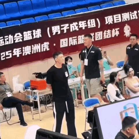周鹏和朱芳雨为什么见面不说话？甚至都故意不看对方，曾经的队友如今变得和仇人一样。