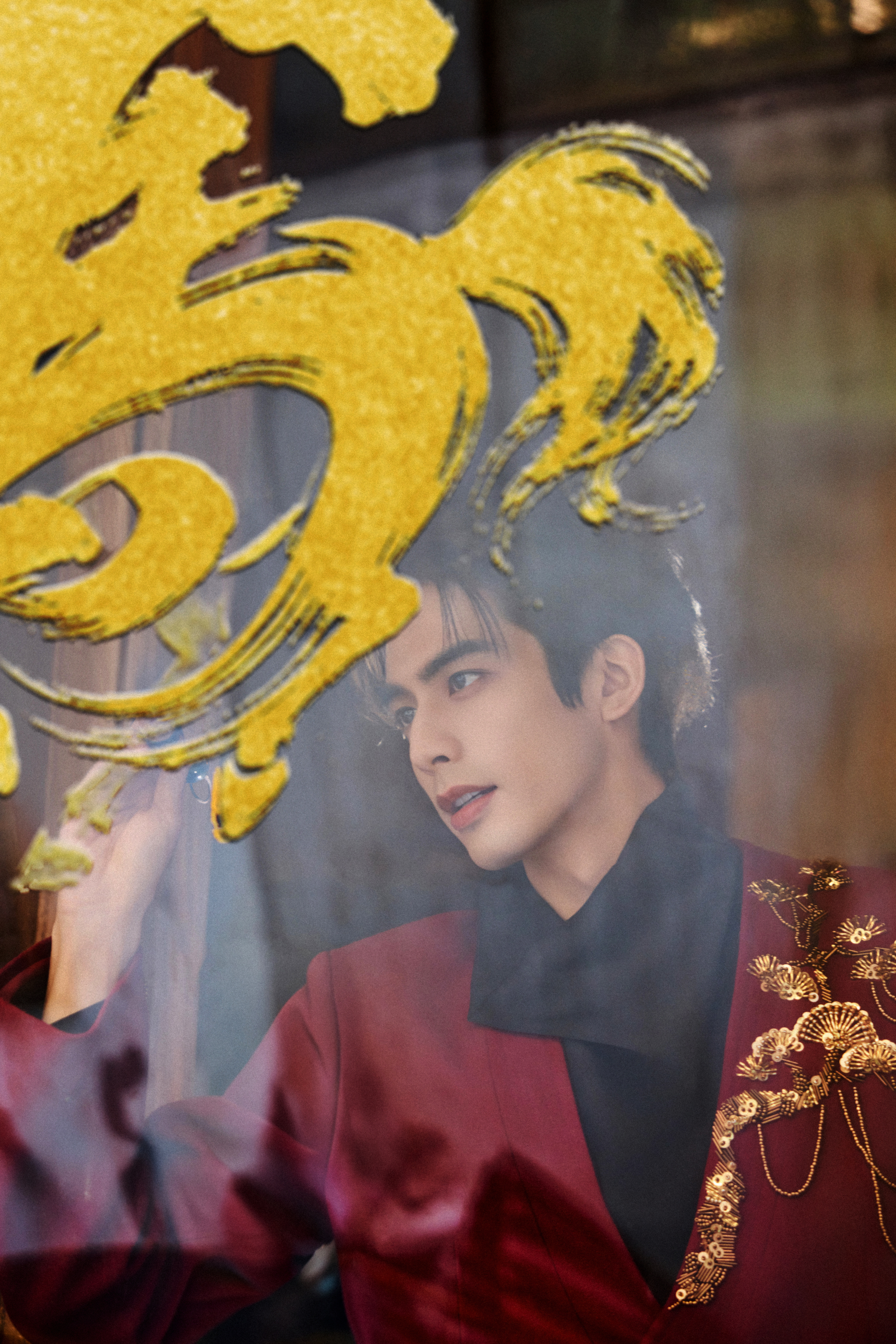 宋威龙×2026年春节联欢晚会造型大片，身穿JUNYANG特别定制套装，