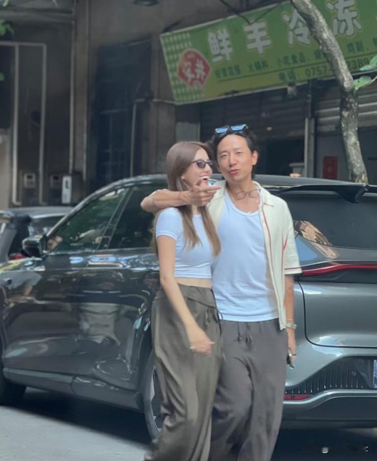 吴千语和老公施伯雄在广东街头散步，夫妻俩勾肩搭背，看起来好亲密。吴千语的身材太好
