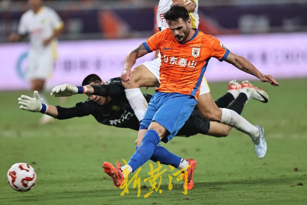 瓦科大四喜+马德鲁加梅开二度, 泰山队主场6: 0大胜国安!