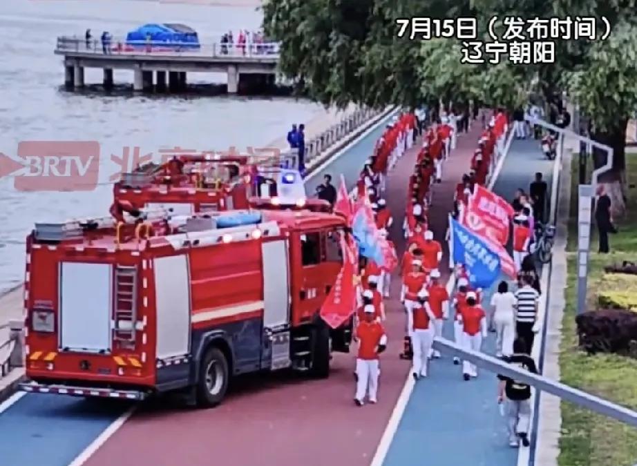 辽宁老年暴走团遇到救护车和消防车没有让行，事后暴走团群主说：车辆属于备勤状态，道