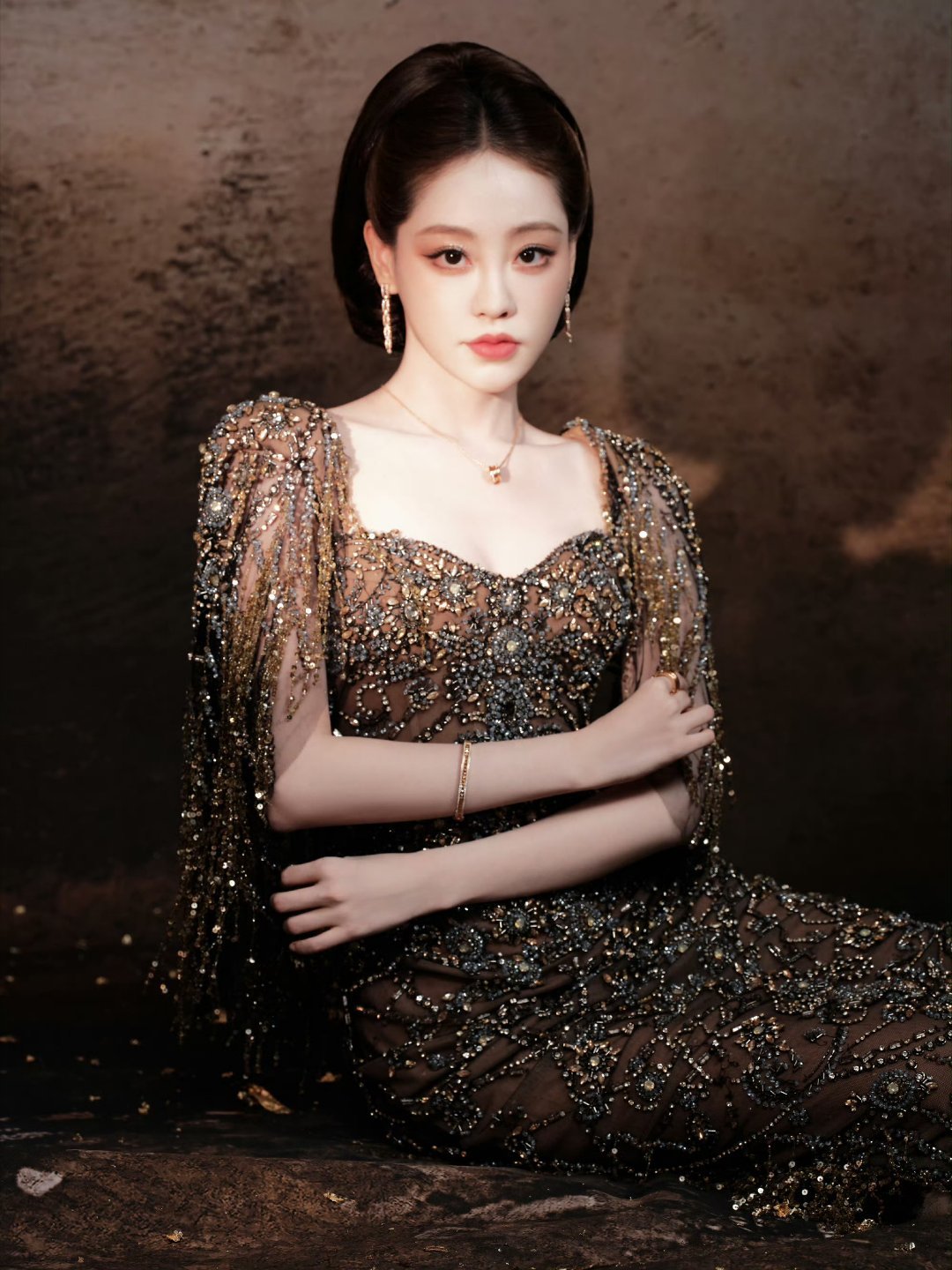 祝绪丹从画中走来祝绪丹这身造型真的像从古画里走出来的仕女，眉眼间自带古典温婉的气