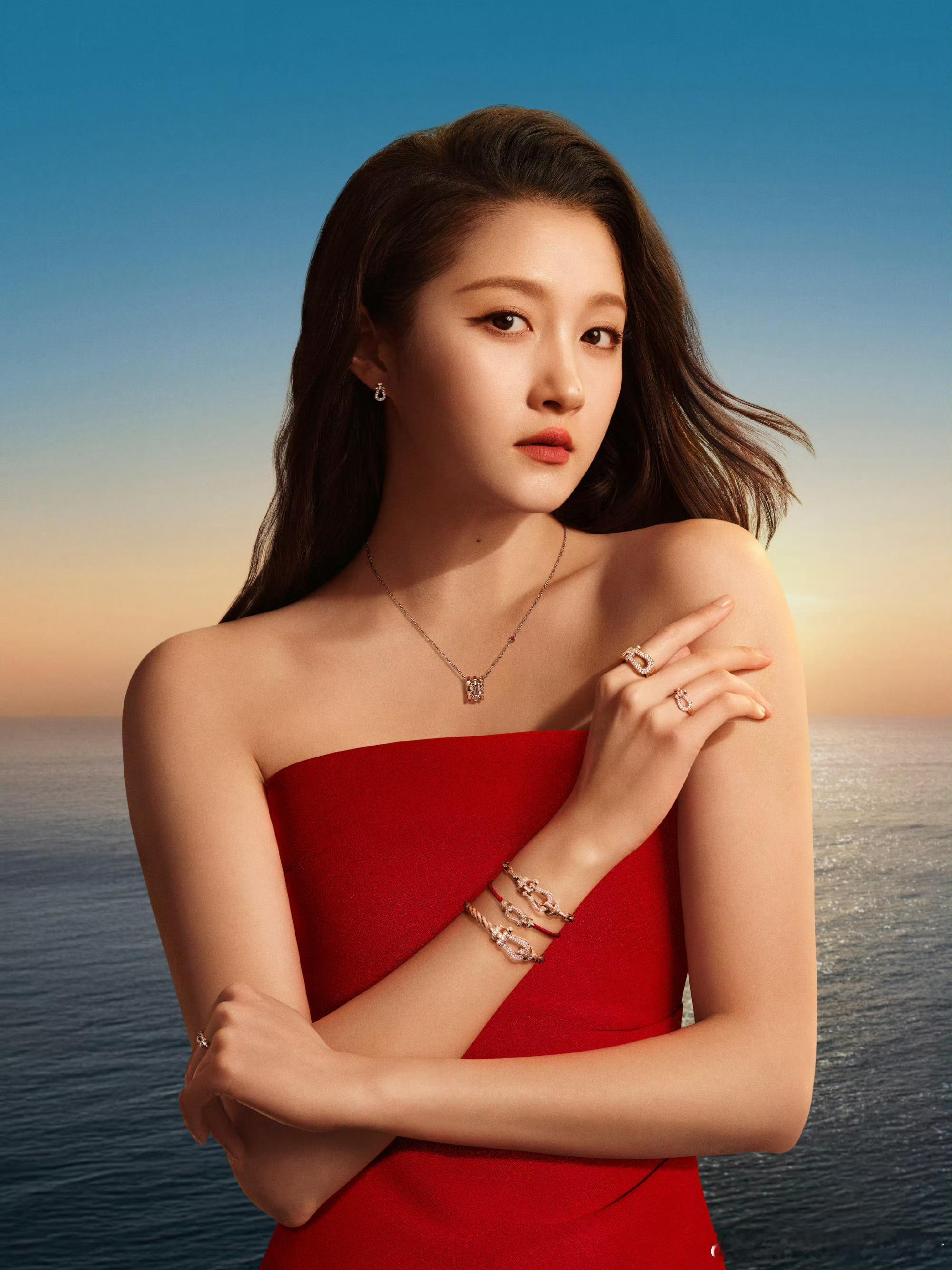 关晓彤鞠婧祎Fred新春物料大片，你pick谁的时尚表现力？🤔