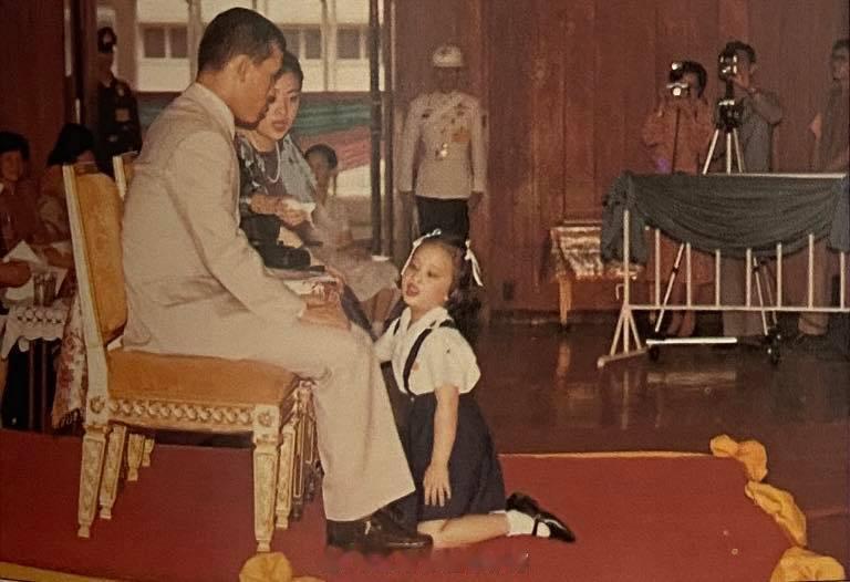 老照片：1984年8月26日，狗哥和颂妃参加学校的教师家长年会，大概是个亲子互动