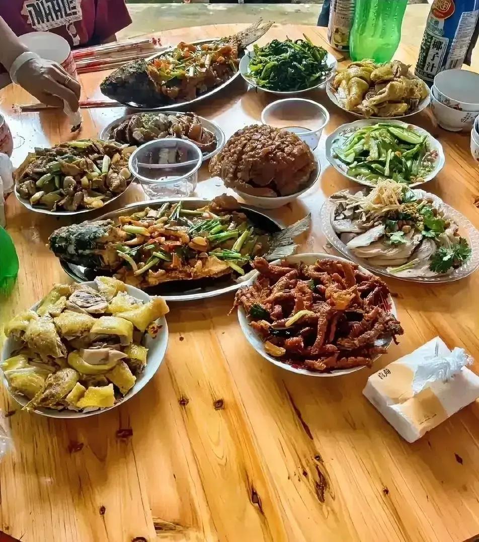 刷到一条拜年视频，舅家大表哥空着手进门，先抓把瓜子嗑得咔咔响，聊完表弟考研直接塞