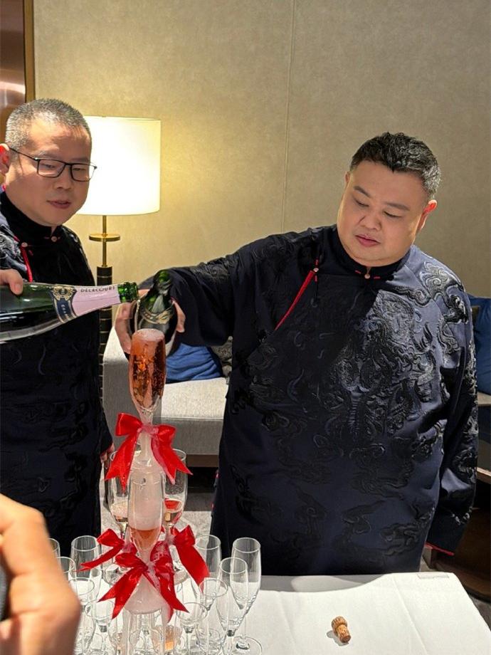 岳云鹏世界巡演澳门站的演出结束！众演员聚在一起切蛋糕，开香槟庆祝。蛋糕很大，很精