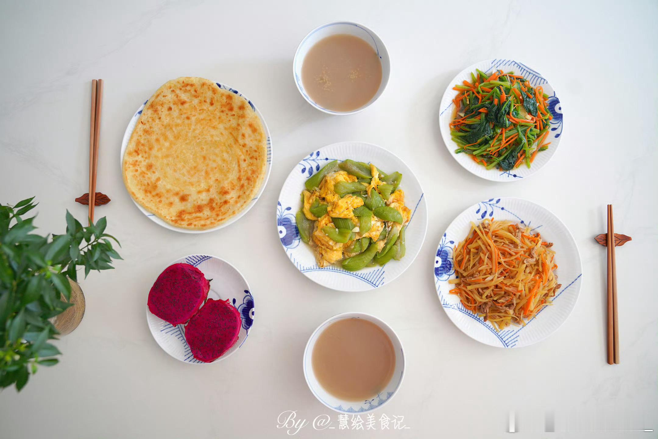 周三早呀早饭炒三丝、丝瓜炒鸡蛋、凉拌菠菜、家常饼、杂粮粥、火龙果~冬日暖胃必备搭