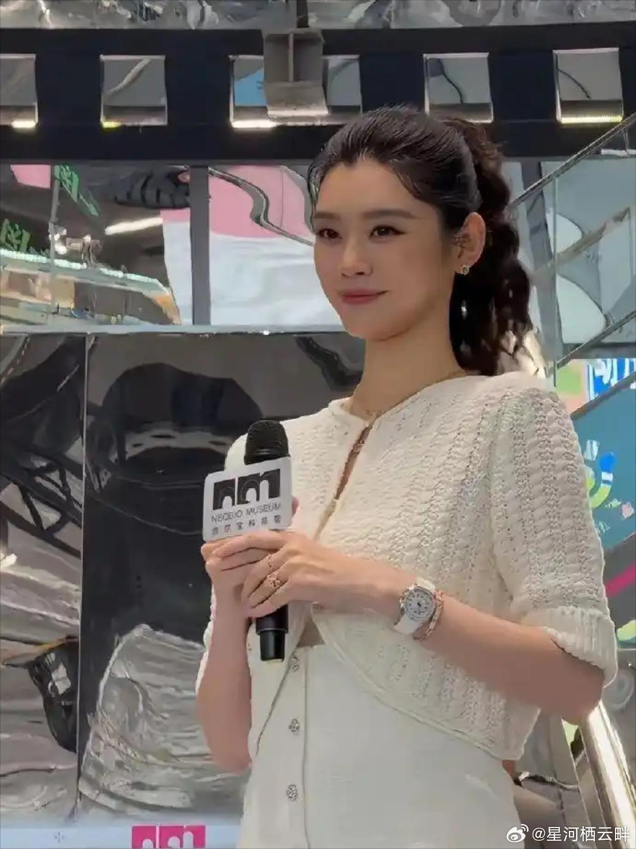 不怪奚梦瑶曾经自曝这张脸花了大价钱，这皮肤也太好了吧！
