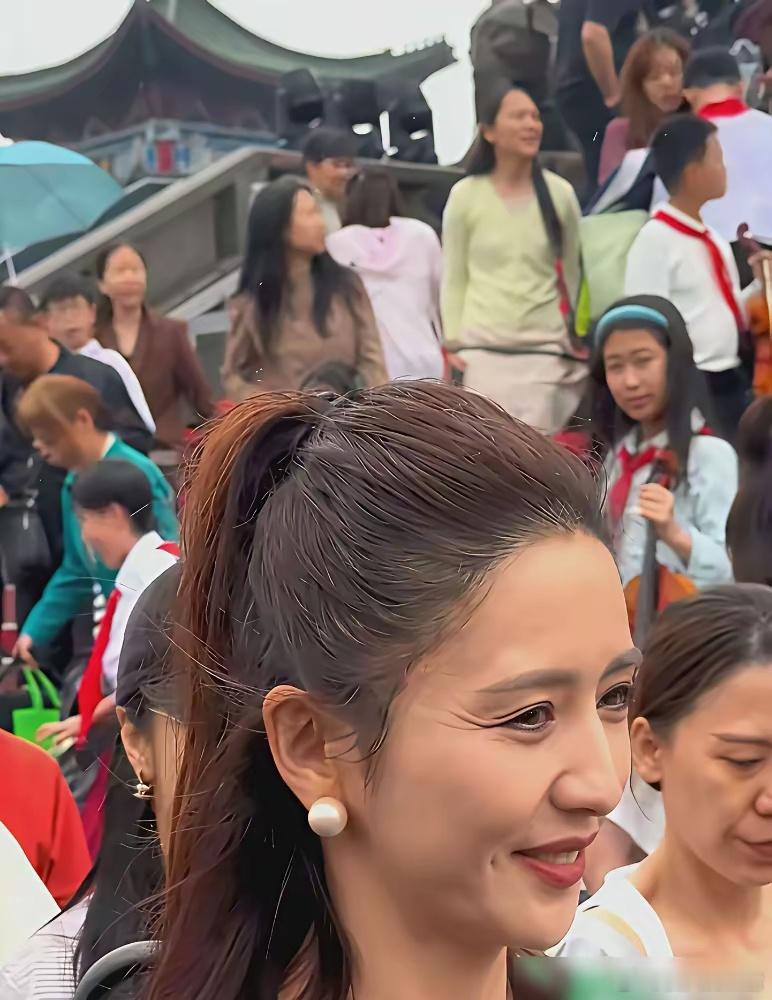 佟丽娅43岁，白头发、法令纹全露着，镜头怼脸也不躲。有人拍到她素颜出街，没修图，