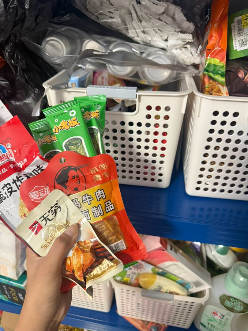 今晚拼豆感觉手一直抖小叔叔赶紧翻箱倒柜找零食吃