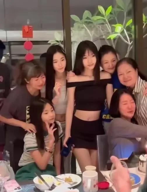看S妈发的家族合照中小S的两个女儿都穿的露脐装。这两个女孩还真是喜欢露脐装，无