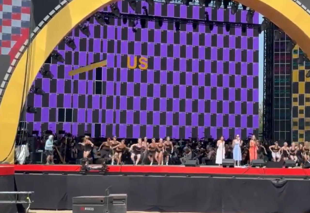这绝对是舞台事故，而且是重大的舞台事故。美国国庆庆祝活动的彩排现场，舞台正上