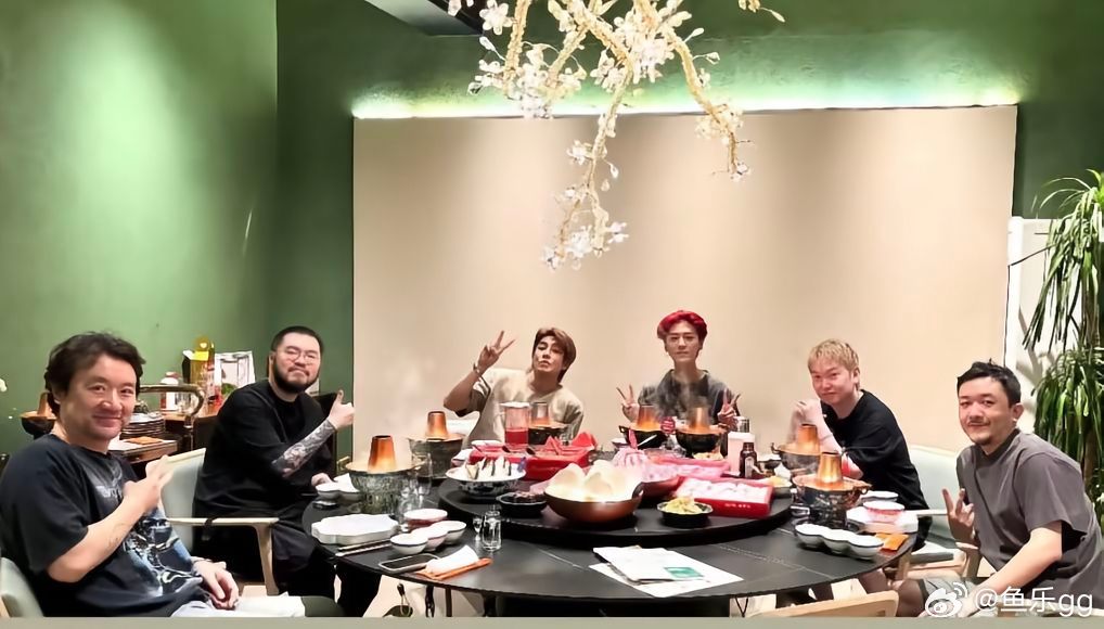 哈哈小鹿两个锅，是要多吃点，这段时间辛苦了，身体修复需要营养鹿晗演唱会鹿晗鹿晗[