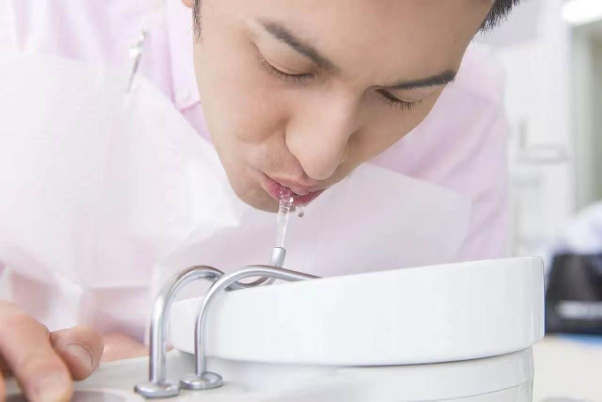 医生发现：坚持用盐水漱口的人，咽喉正在发生这5个积极变化盐水漱口这件事，听起