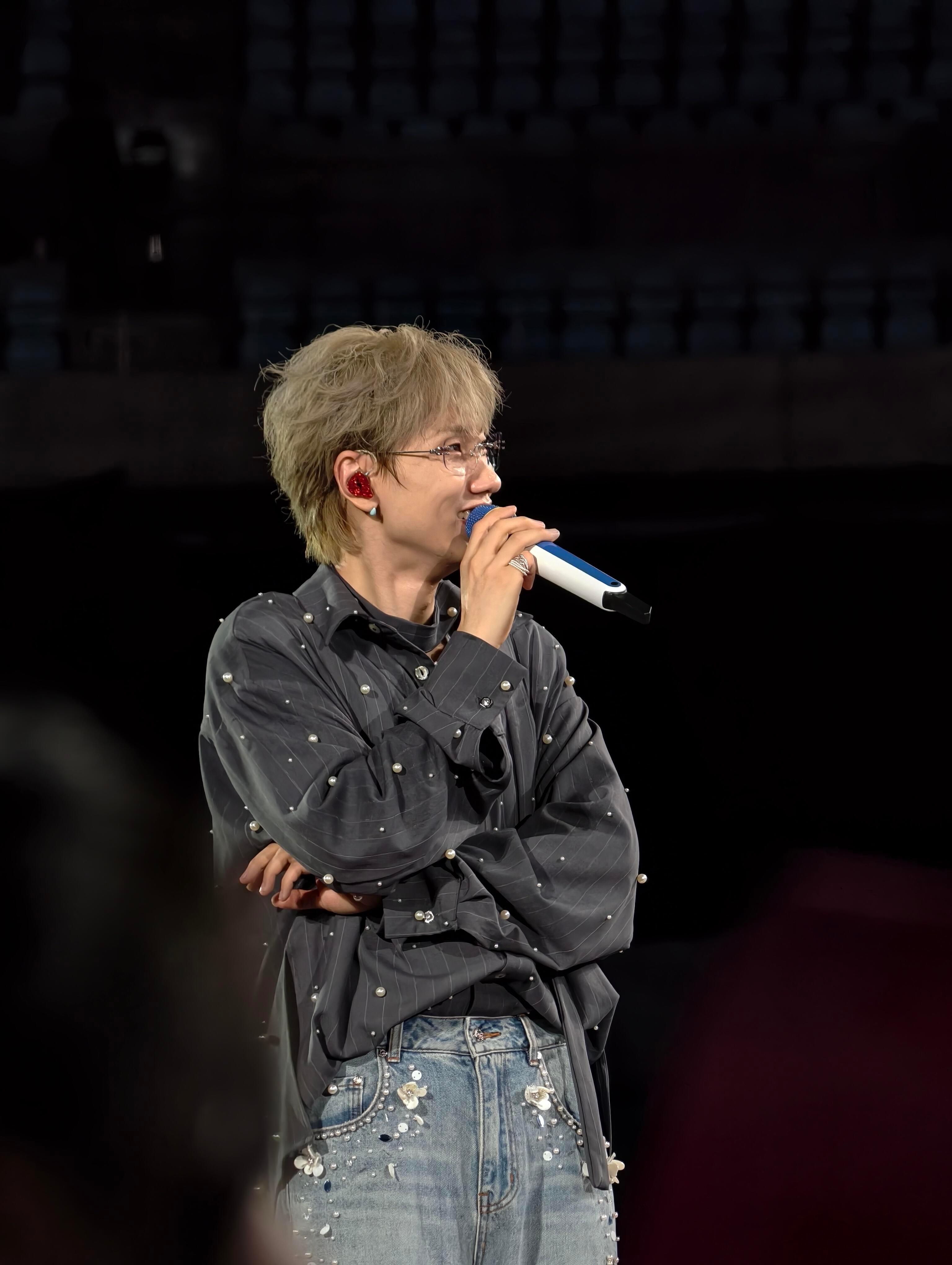 看演唱会还好带了X300Pro的摄影套装拿水果拍了两张脸都根本看不清了😅