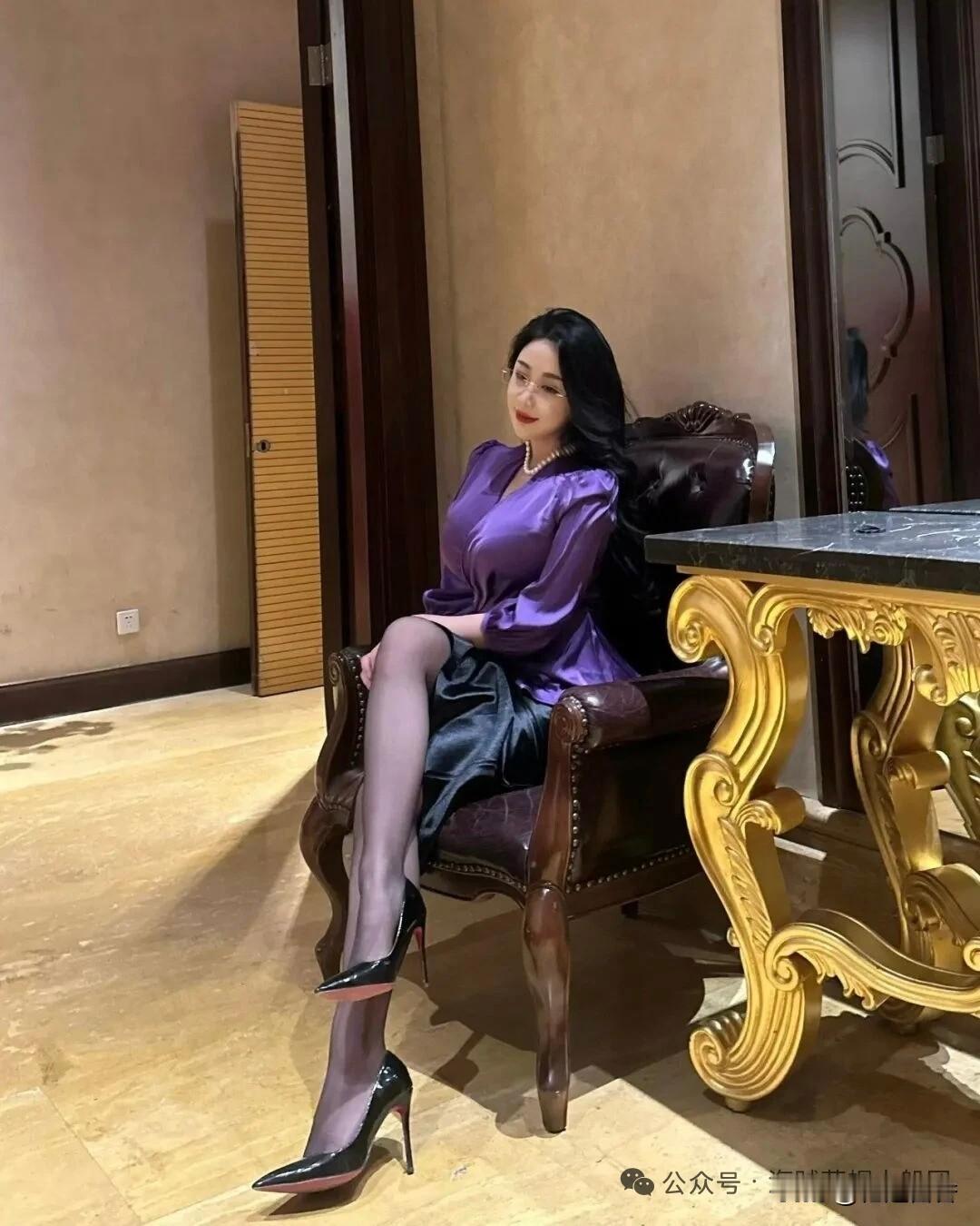 优雅气质，紫色丝绒裙装，尽显高贵魅力