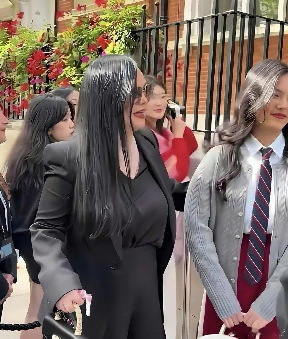 这是路人视角下的李湘母女，原来离开了美颜滤镜，那些明星和有钱人的形象也和普通人差