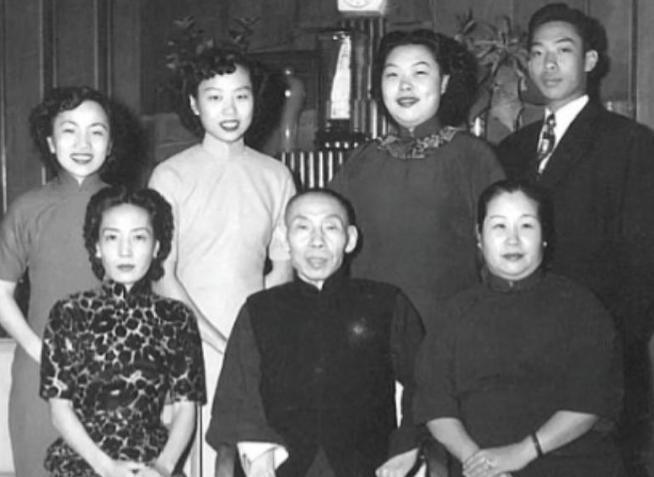 1965年，杜月笙的<em>四姨太</em>这天出门打牌，却突然感觉全身一股燥热袭来，坐立难安的她