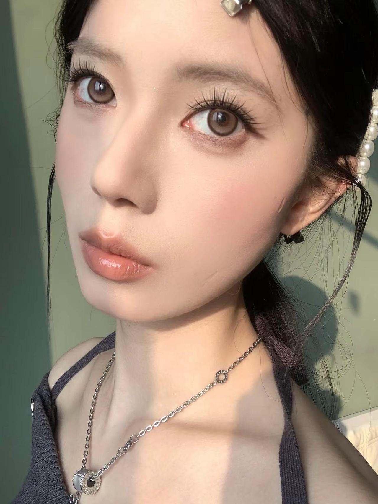 被pr拒稿的一组图原因是背景太绿了，我觉得还好吧，宝宝们你们觉得呢？妆面记录