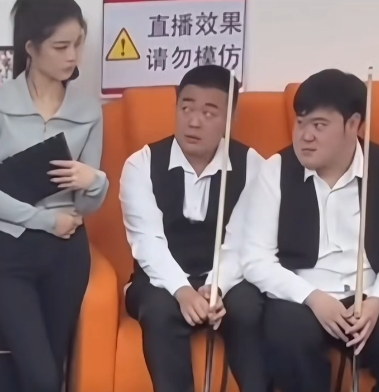 在这两个男的脑子里可惨了吧[哭笑不得]