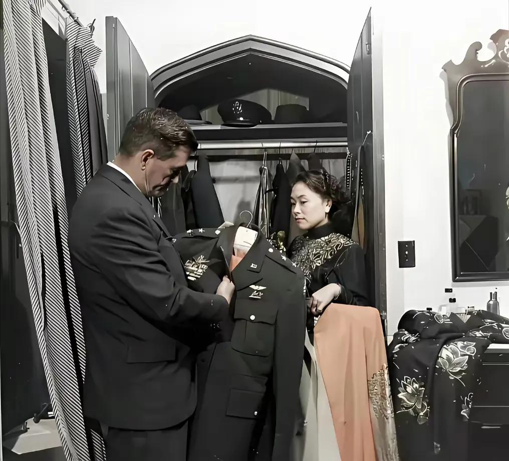 老照片欣赏：这是当年飞虎队队长陈纳德和陈香梅女士在一起的温馨时刻，大家都知道，陈