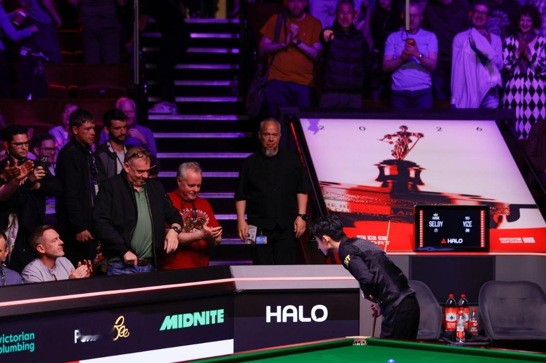 吴宜泽赛后给观众鞠躬，引起现场雷鸣般掌声！昨天吴宜泽和塞尔比的比赛，先不论结