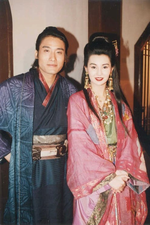 1993年，《神经刀与飞天猫》幕后的梁家辉与张曼玉。​