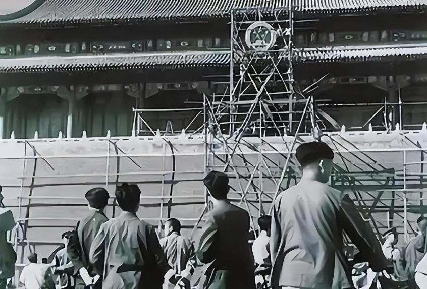 1969年，中央打算拆掉天安门广场再重新建设，然而在施工的时候，工人们在旧天安门