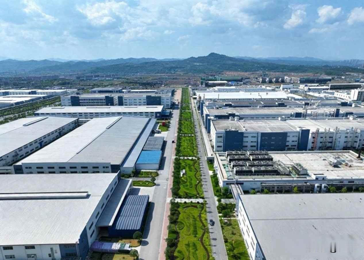 1200公里听着爽。可明年只装1000台，普通车主根本抢不到。比亚迪全固态