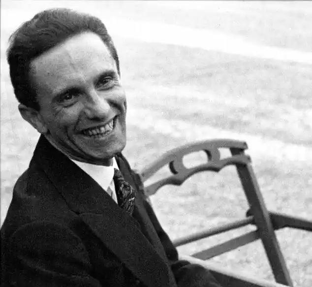 《二战时期令犹太人惧怕的一张照片》这是一张1940年初令犹太