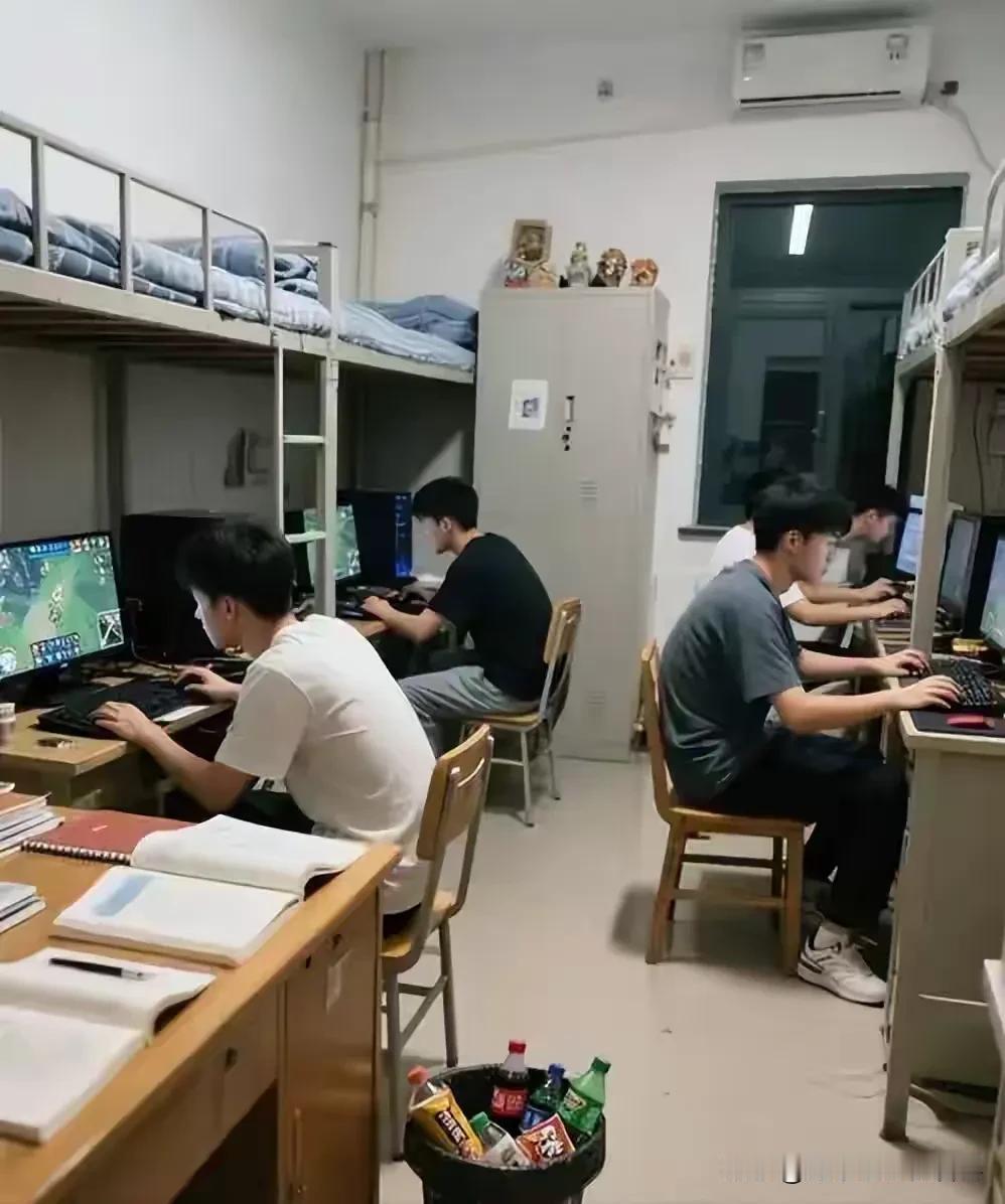我们即将进入一个“阴盛阳衰”的时代大学男女生宿舍残酷对比男生宿舍:清一