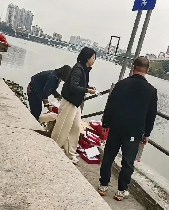 “放生”又出新形式了，这谁能想到？近期有网友在河边发现几个人在放生，放生的不是