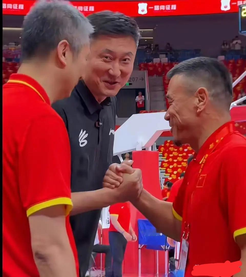 广东宏远男篮俱乐部突然给杜峰任命个总教练，不知俱乐部葫芦里卖的什么药？总教练不用